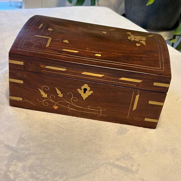 Vintage Beautiful Wooden Jewelry Box with Brass Inlay - 10” x 7” x 4.5” - Picture 2 of 11